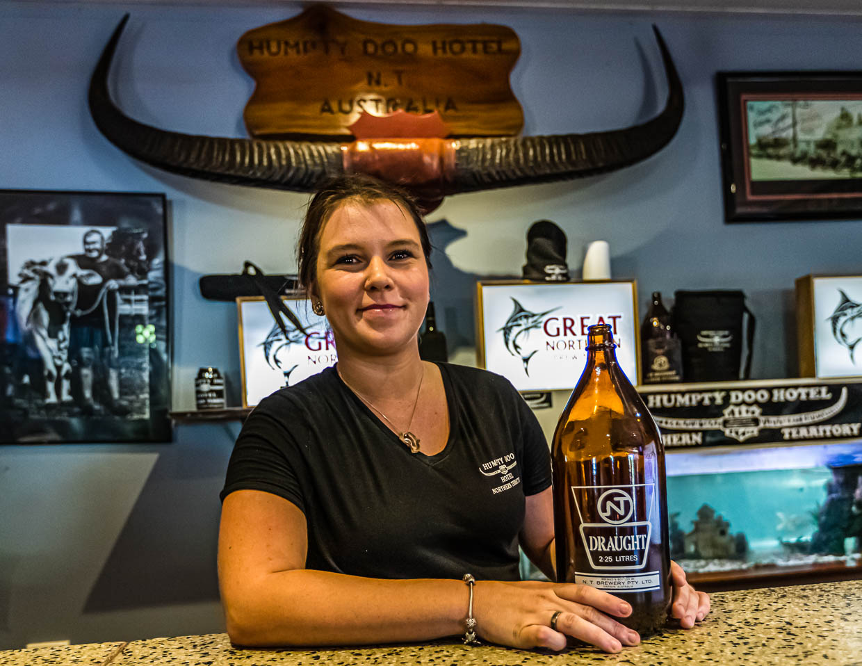 Die Theke des weltberühmten Humpty Doo Hotels. Stolz wird hier ein Exemplar des inzwischen nicht mehr erlaubten Darwin Stubby gezeigt, eine Bierflasche von 2,25 Liter Fassungsvermögen. Sie wurde früher nicht nur von Brahman Bullen sondern auch von Menschen um die Wette leer getrunken. Humpty Doo ist in ganz Australien für seinen Stubby Wettbewerb bekannt / © Foto: Georg Berg