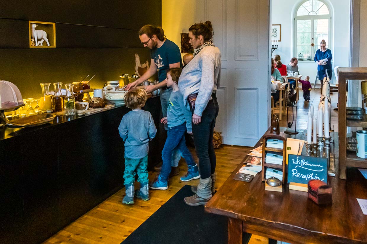 Auch Familien mit Kindern hat das Kavaliershaus viel zu bieten. Beim Frühstücksbuffet im Klassenzimmer kommen alle auf ihre Kosten / © Foto: Georg Berg