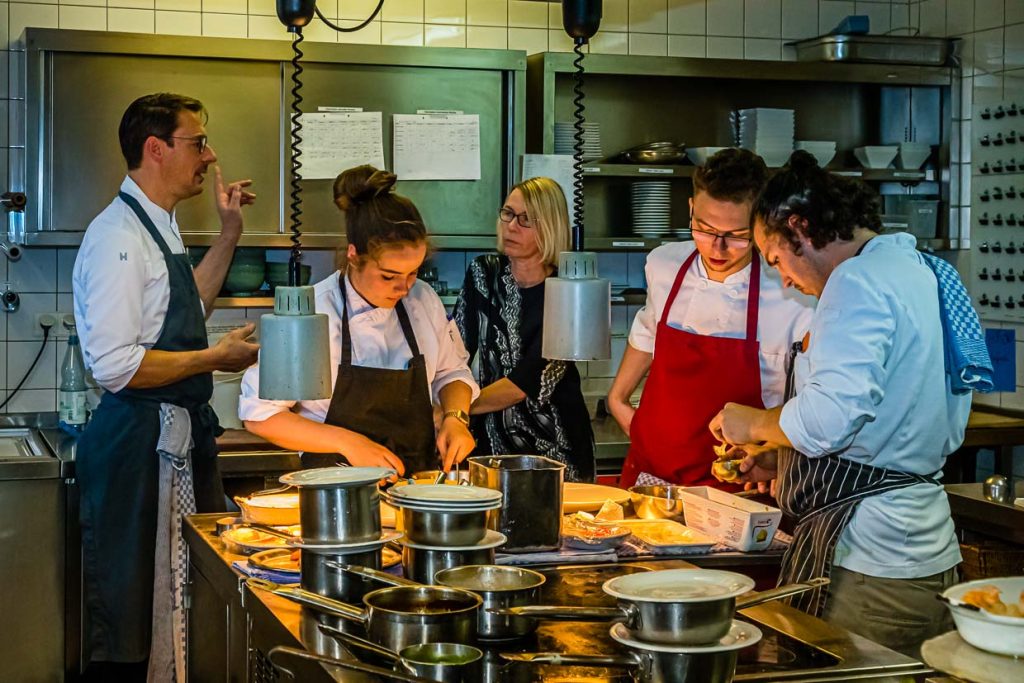 Frederick Desch und sein Team bei den Vorbereitungen zum Abendmenü / © Foto: Georg Berg