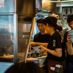 Wenig Platz und viel Betrieb in der Küche des Ramen Restaurants Afuri in Tokyo, Shibuya, Japan / © Foto: Georg Berg