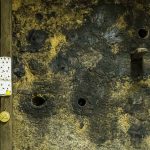 Ausgeklügelte Belüftungstechnik: Löcher wurden in den Felsen gebohrt und sogar im Sommer strömt so die kühle Luft aus dem Berg in den Felsenkeller / © Foto: Georg Berg