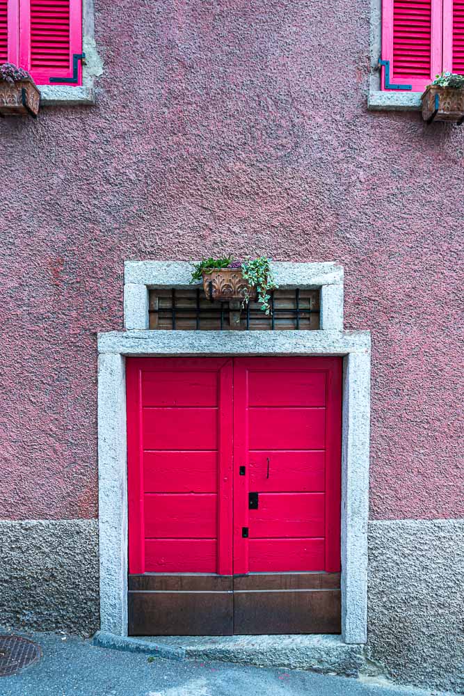 Eingangstür einer traditionellen Cantine in Salorino, Circolo di Mendrisio,Tessin. Heute werden nur noch wenige von ihnen als Kühlraum benutzt / © Foto: Georg Berg