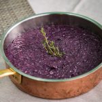 Risotto mit Blaubeeren und Zincarlin serviert in einem Kupfertopf. In Circolo di Balerna, Tessin, Schweiz / © Foto: Georg Berg