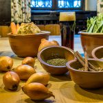 Gemüse, Gewürze und Rauchbier aus Bamberg. Auch das Rauchbier kann als Würze eingesetzt werden. Grundzutaten für den ersten Gang des Mittelalter-Menüs im Gasthof Schlenkerla „Ein spise von bonen und spec vigen“. / © Foto: Georg Berg