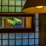 Blick vom Arbeitsplatz in den Innenhof. Die Zimmer sind klein und überraschen mit einer sehr edlen, fast schon japanischen Schlichtheit / © Foto: Georg Berg