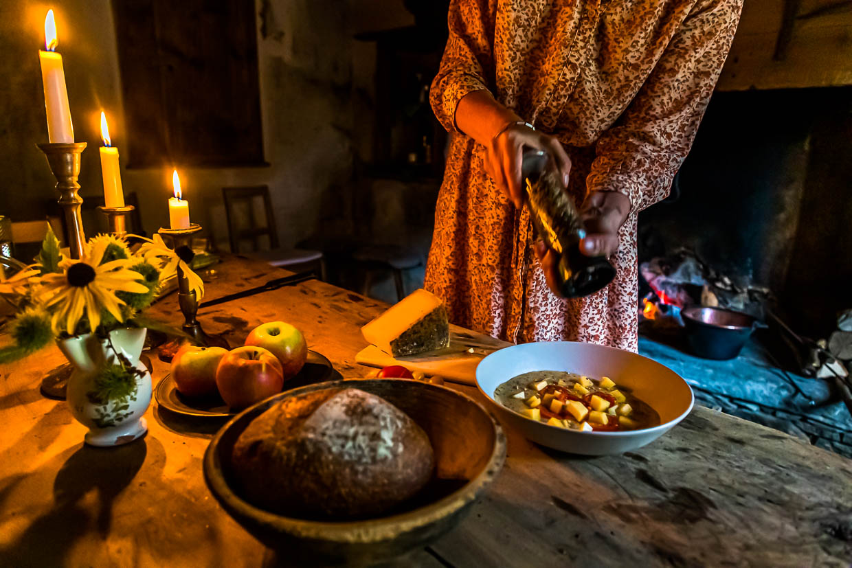 In Cerentino kann man im aufwendig renovierten historischen Patrizierhaus Cà Vegia wohnen, mit jahrhundertealten Originalmöbeln, aber ohne Strom. Polenta wird über dem offenen Feuer zubereitet, Circolo della Rovana, Schweiz