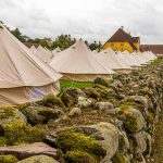 Festival in Glamping-Zelten auf Brahetrolleborg Castle Skov und Landbrug bei Faaborg-Midtfyn, Dänemark. Das Publikum wurde von drei großen dänischen Unternehmen eingeladen. Die Öffentlichkeit hatte keinen Zugang zu den drei geschlossenen Veranstaltungen im September 2021. / © Foto: Georg Berg