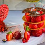 Dessert aus Mara des Bois Erdbeeren. Ein dreigeschossiges Erdbeerdessert mit Etagenböden aus Krokant-Chips und einem Erdbeer-Sorbet auf Rhabarber-Vervene-Mousse verziert mit einem Erdbeer-Algen Chipsmag man gar nicht mit seinem Löffel unterwandern, so schön ist es anzusehen / © Foto: Georg Berg