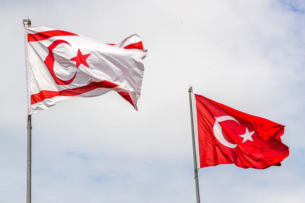 In der Türkischen Republik Nordzypern (TRNC) weht die Flagge Nordzyperns immer neben der türkischen Flagge / © Foto: Georg Berg