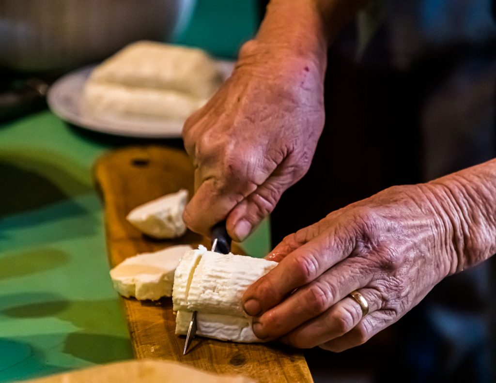 Halloumi wird vom Stück geschnitten und anschließend in der Pfanne gebraten und sofort serviert / © Foto: Georg Berg