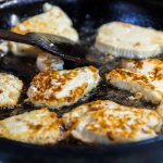Halloumi wird mit Sonnenblumenöl in der Pfanne gebraten - er ist recht formstabil und hält einiges aus / © Foto: Georg Berg