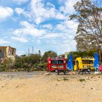 Ruinen in Maras / Varoscha: Eine zerstörte Taverne neben bunten Imbissbuden für die Touristen von heute / © Foto: Georg Berg