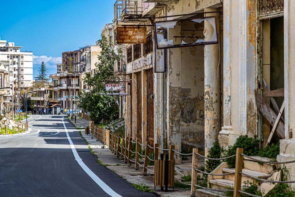 Die frisch asphaltierten Straßen sind ein Kontrast zu den verfallenen Fassaden in Varoscha, Nordzypern / © Foto: Georg Berg