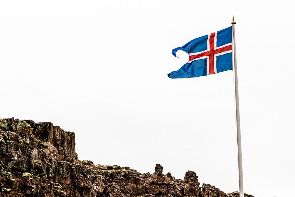 Isländische Flagge in der Gründungshauptstadt Þingvellir / © Foto: Georg Berg