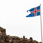 Isländische Flagge in der Gründungshauptstadt Þingvellir / © Foto: Georg Berg