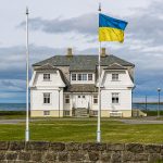 Haus Höfði in Reykjavik, Island. Das 1909 erbaute Haus des isländischen Dichters Einar Benediktsson war 1986 Schauplatz des legendären politischen Gipfeltreffens zwischen Ronald Reagan und Michail Gorbatschow. Während des russischen Angriffskrieges weht hier die ukrainische Flagge / © Foto: Georg Berg