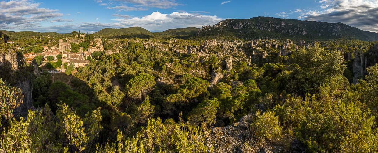 Ausgangspunkt zum Cirque de Mourèze ist der gleichnamige Ort / © Foto: Georg Berg