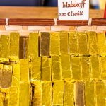 Die Malakoff-Nougat-Praline der Chocolaterie Frigoulette ist in ganz Frankreich erhältlich und besonders beliebt zu Weihnachten. Sie hebt sich äußerlich von den typischen Pralinen ab. Malakoff gehört zu den geschnittenen Pralinen, die ohne eine zusätzliche Hülle um den Kern auskommen / © Foto: Georg Berg