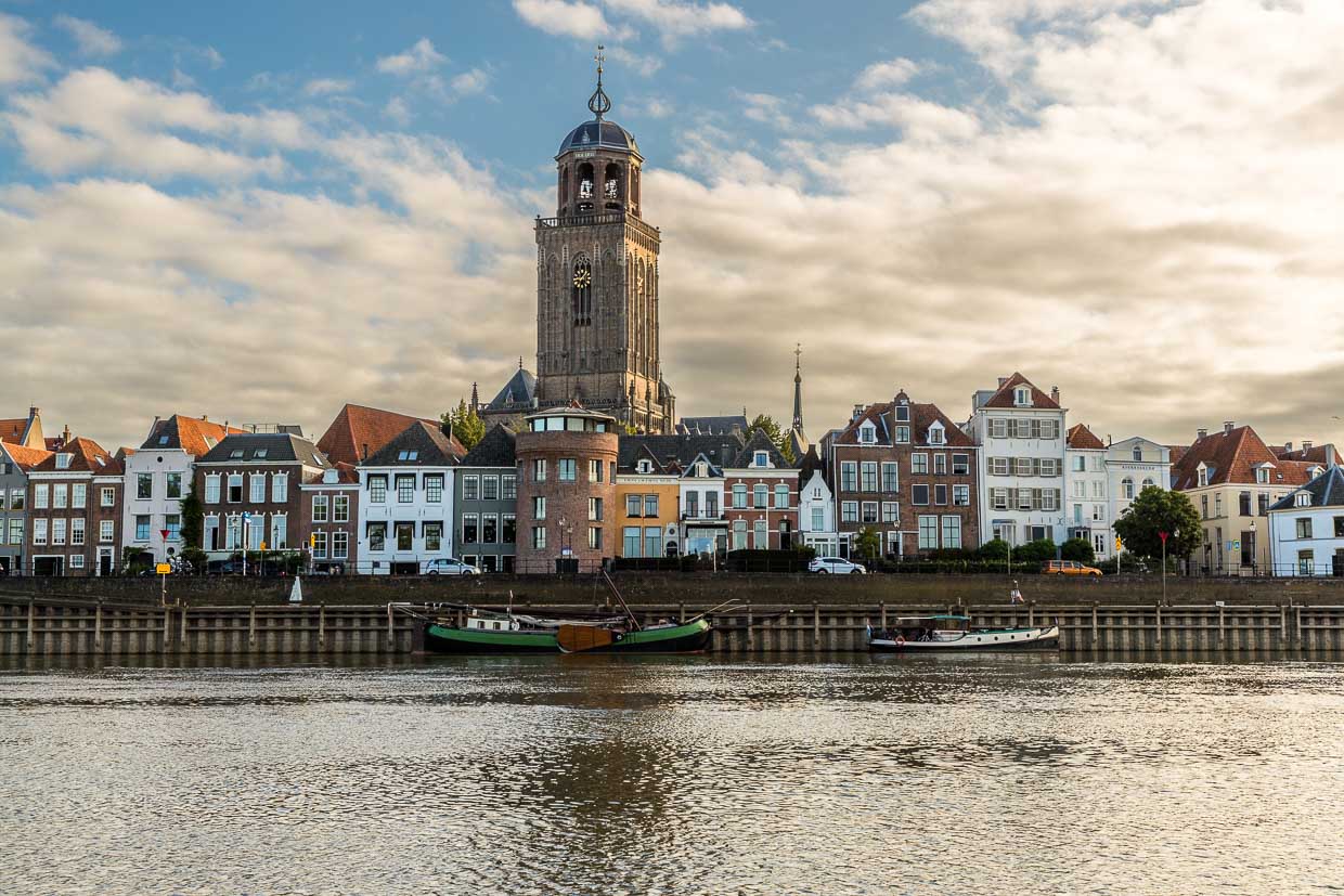 Hansestadt Deventer vom anderen Ufer der IJssel mit Blick auf Lebuinuskirche / © Foto: Georg Berg