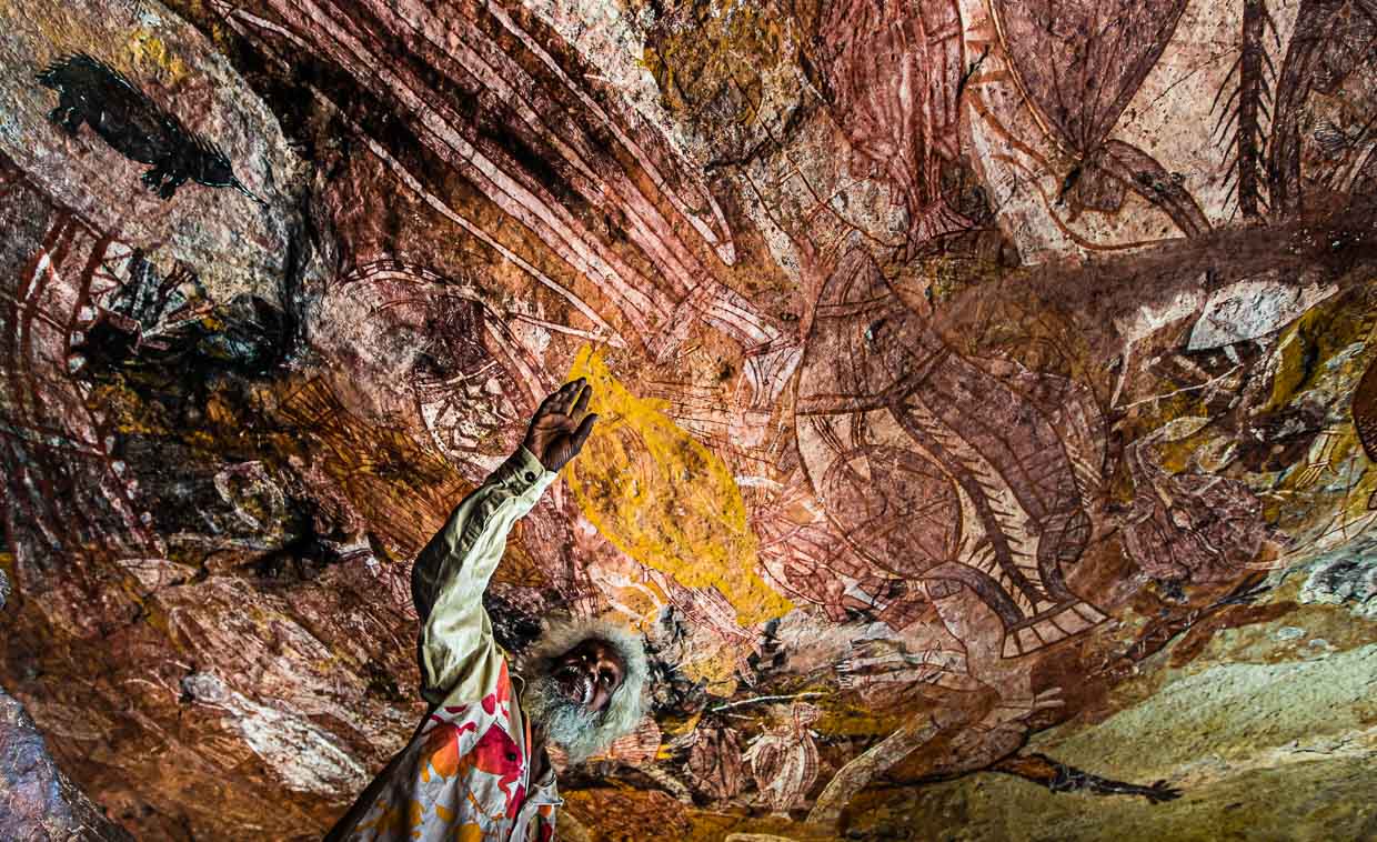 Long Tom Dreaming - Guide Thommo (name changed) explains the 20,000-year-old Aboriginal art of his ancestors / © Photo: Georg Berg