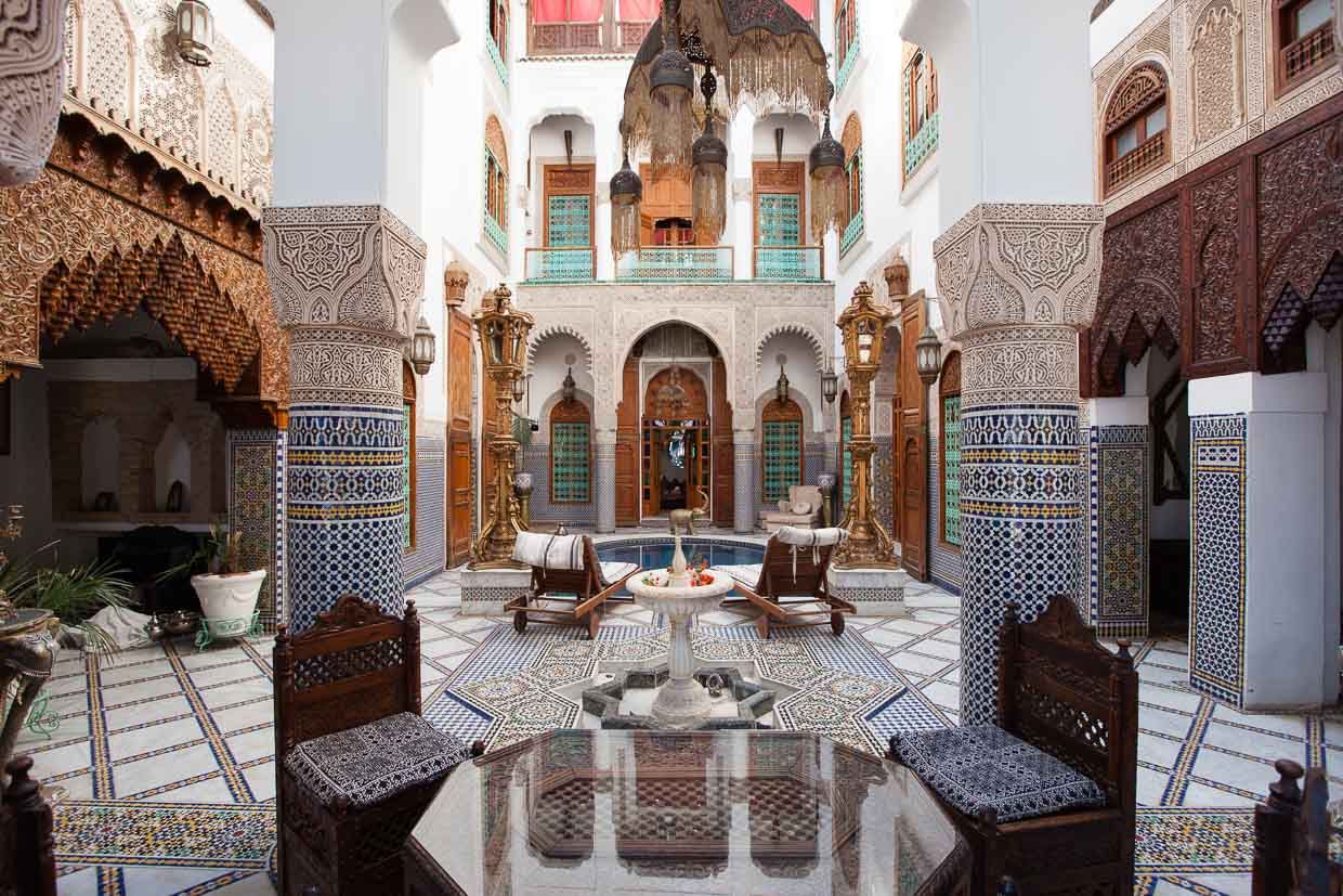 Patio at Riad Arabesque in Fès, Morocco / © Photo: Georg Berg