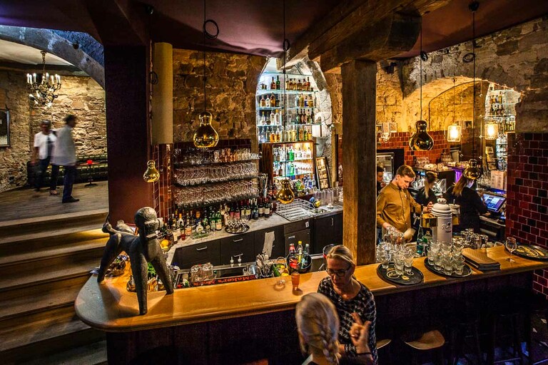 The center of attraction in the evening: the Pudelbar. At least as noteworthy as the poodle is the bar's cladding. It consists of the rusted sheet metal of an old barn, which Rainer Holzhauer discovered on horseback during a ride / © Photo: Georg Berg