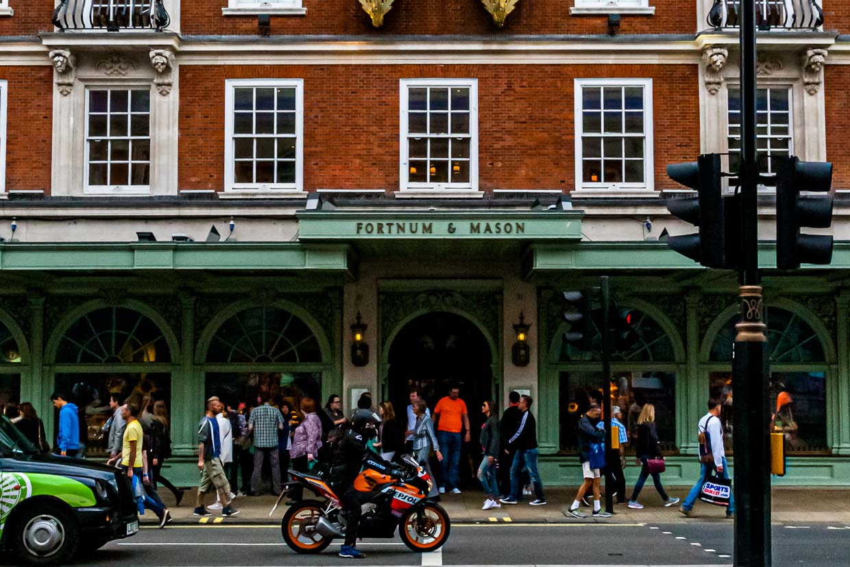 The busy entrance to Fortnum & Mason department store on Piccadilly Street in London / © Photo: Georg Berg