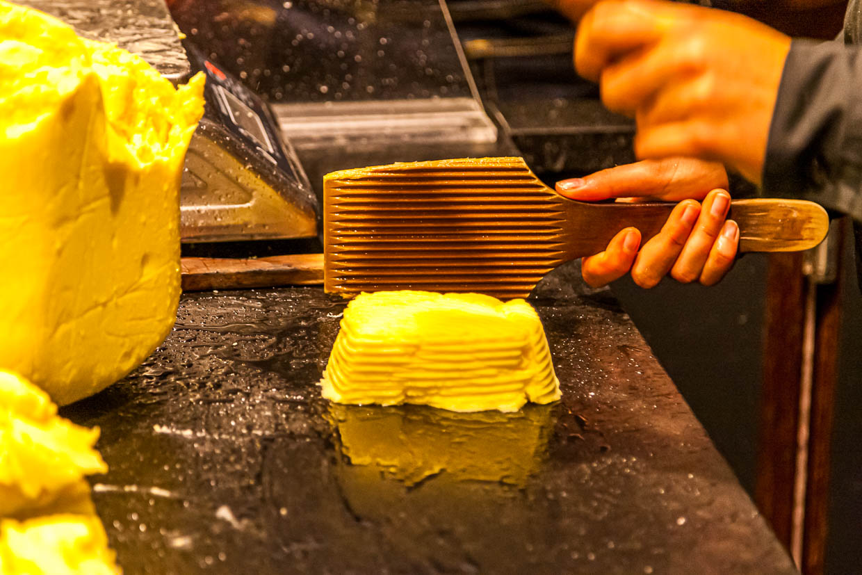 At Jean-Yves Bordier's Maison de Beurre in Saint Malo, butter paddles beat water out of butter / © Photo: Georg Berg