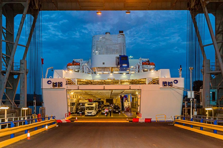 Lots of vehicles fit into the belly of the Armorique / © Photo: Georg Berg