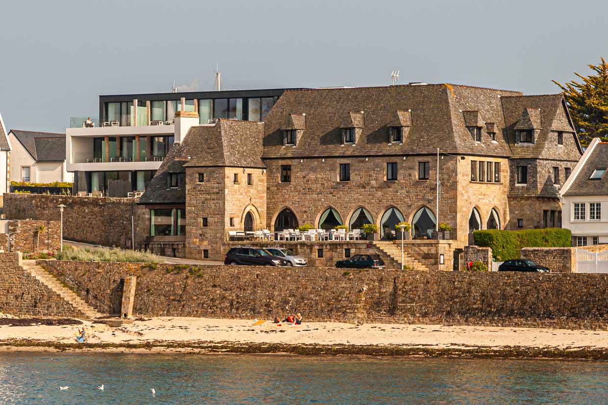 The Relais & Chateaux Hotel Brittany & Spa is located on the waterfront with a small sandy beach / © Photo: Georg Berg