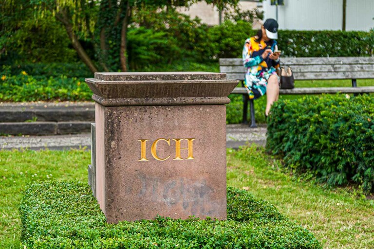 We had to wait a long time for this photo. Because the lady on the park bench took forever to take a picture of herself on the pedestal via selfie stick / © Photo: Georg Berg