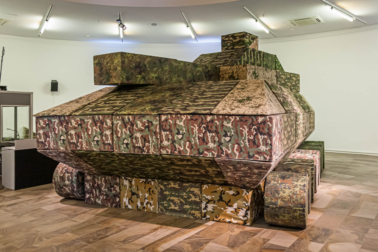 War - always a theme at documenta. Seating modules in stain camouflage are assembled into a full-size tank twice a week in a performance / © Photo: Georg Berg