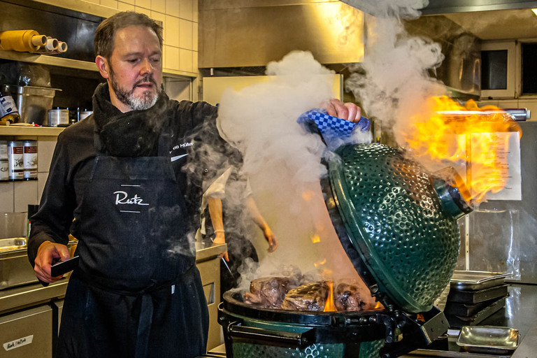 The secret to tender beef brisket is the reverse order: first heat it in the oven at low heat and then grill it hot in its own smoke just before cutting / © Photo: Georg Berg