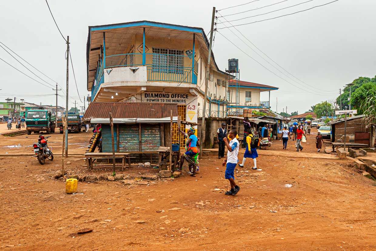 Street in Kenema with diamond dealer stores from Sierra Leone / © Photo: Georg Berg