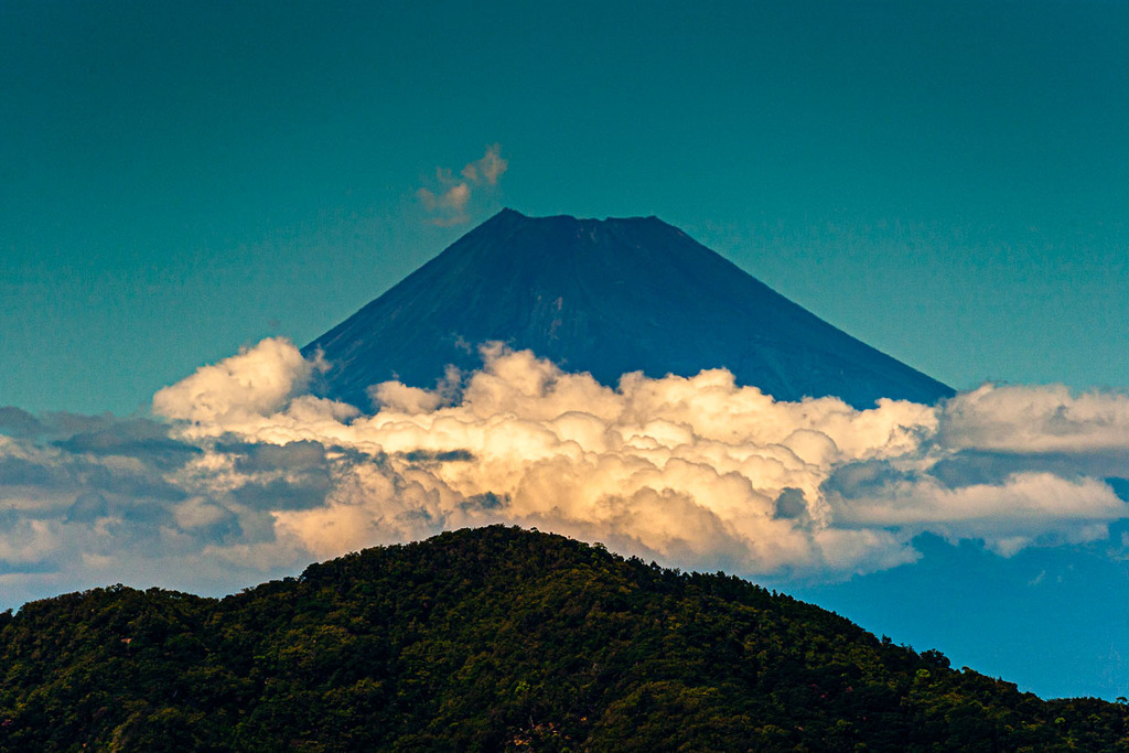 Fuji usually hides behind a veil of clouds and is therefore revered in Japan as a shy goddess / © Photo: Georg Berg