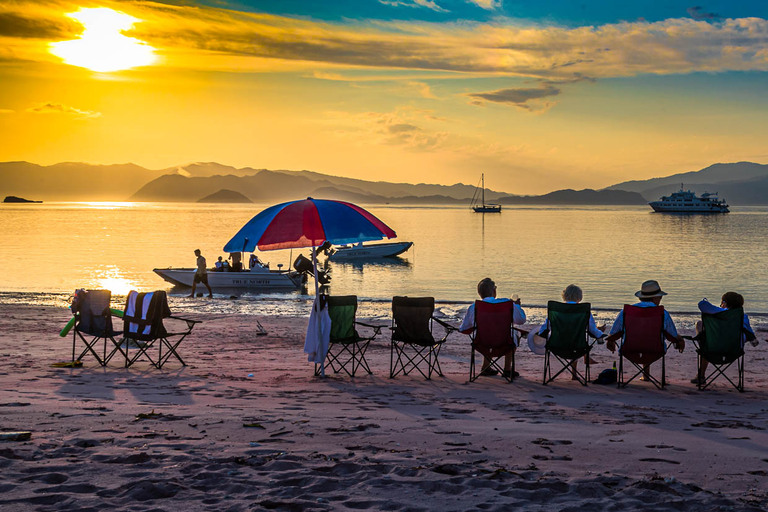 Sunset drink on the pink beach / © Photo: Georg Berg
