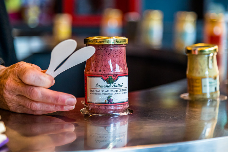 Many of the flavored mustards still contain the mustard skins. They belong to the coarse mustard varieties and are refined with other Burgundy specialties such as cassis, the black currant or with Pain d'Epices, gingerbread spices / © Photo: Georg Berg