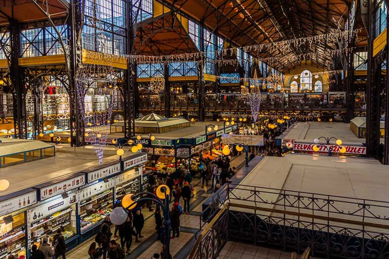 Large market hall in the IX district of Budapest, Hungary / © Photo: Georg Berg