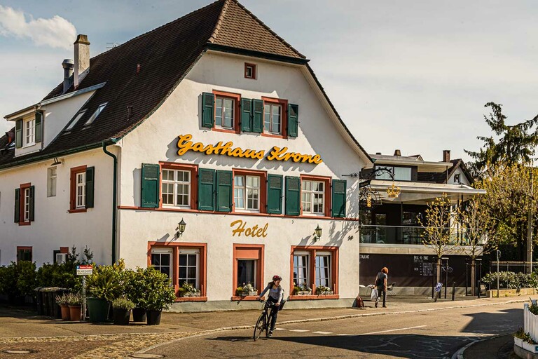 The historic Gasthaus Krone remains in the foreground, while the new building of exposed concrete, steel and glass, designed by architect Osman Askari, who formerly worked for Herzog & de Meuron, remains in the background. This distribution of roles was important to hotel manager Sonja Hechler / © Photo: Georg Berg