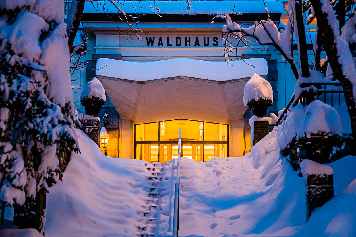 Early in the morning, the snow is cleared away in front of the entrance portal in winter / © Photo: Georg Berg