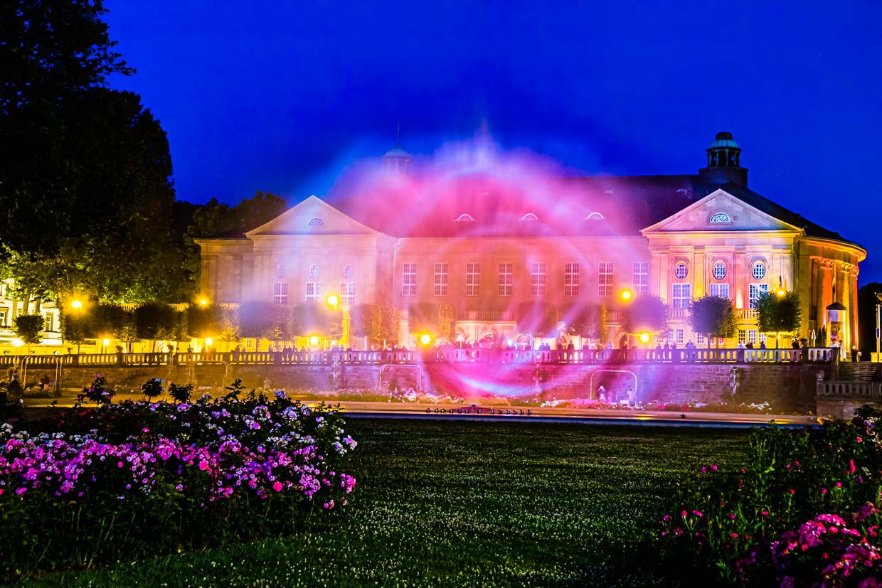 Multimedia projection at the fountain in the rose garden of Bad Kissingen. Night illumination at the fan fountain in Bad Kissingen, Germany / © Photo: Georg Berg