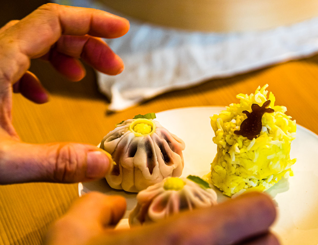Preparation of moon viewing tsukimi, traditional Japanese sweets eaten every year at the full moon in autumn and decorated with a bunny / © Photo: Georg Berg