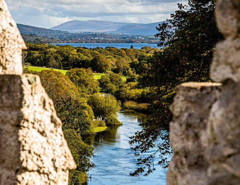 On a castle ruin at the Dunloe Hotel near Killarney, Ireland / © Photo: Georg Berg