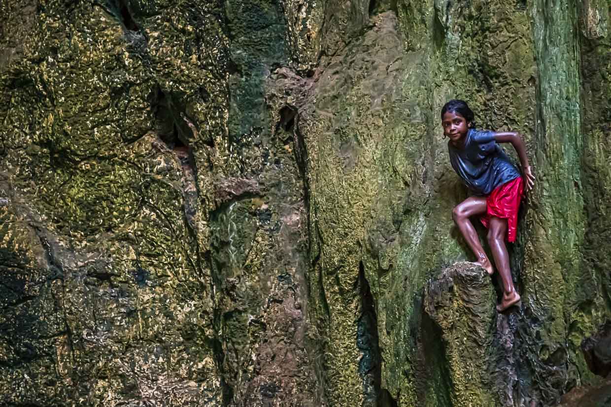 Children of Panasia Island love the rocks of a cave as a natural diving tower / © Photo: Georg Berg