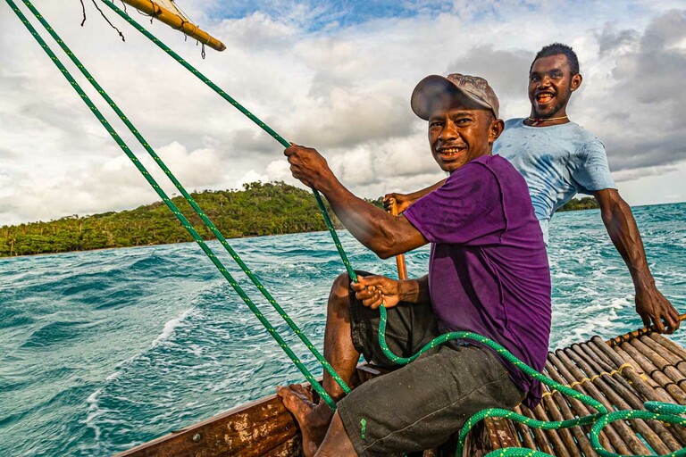 The crew of a prau consists of at least three people. One determines the angle of attack of the sail at the back. Another crew member steers by shifting weight. A loose paddle can be used to steer slightly / © Photo: Georg Berg