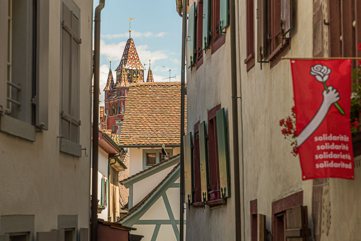 Narrow streets and the city hall of Basel / © Photo: Georg Berg