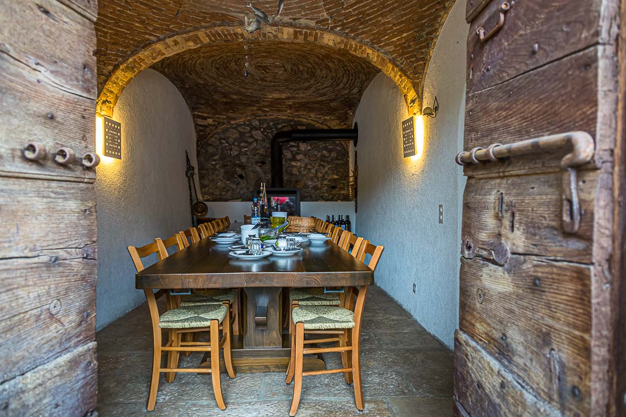 The Cantine of Gabriela Monfredini in Melide. The cellars of the former natural cellar now house a kitchen and a dining room with a long table / © Photo: Georg Berg