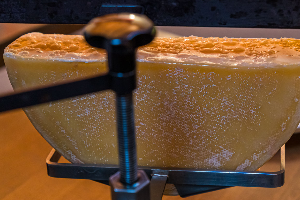 Raclette cheese half / © Photo: Georg Berg
