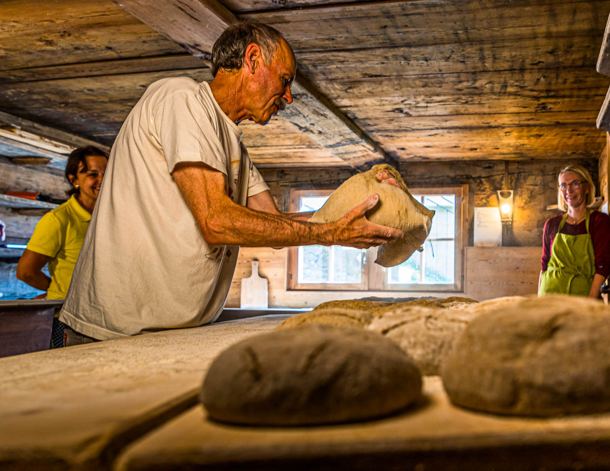 In Erschmatt, the rye breads typical of the Swiss canton of Valais are baked / © Photo: Georg Berg