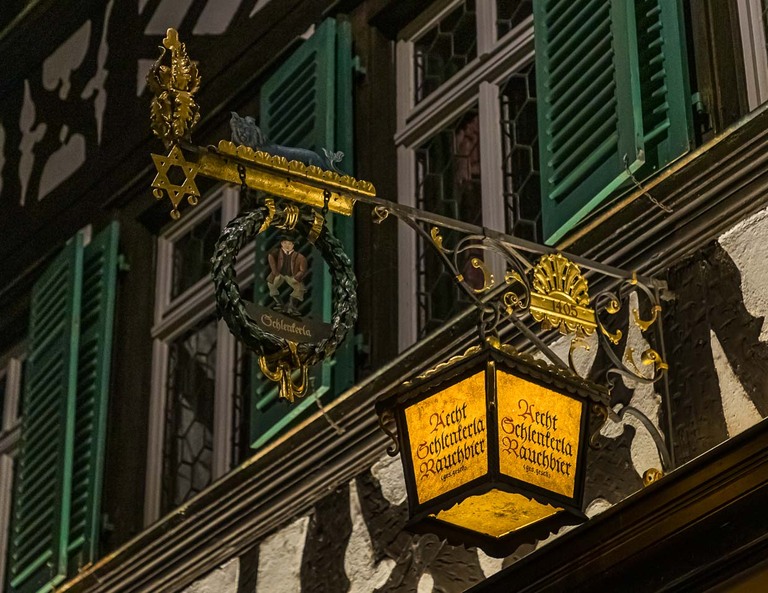 The Schlenkerla is omnipresent. This is what the people of Bamberg called the brewer Andreas Graser, second in the generation of the current owner family. He flapped his arms conspicuously as he walked and thus got his nickname / © Photo: Georg Berg